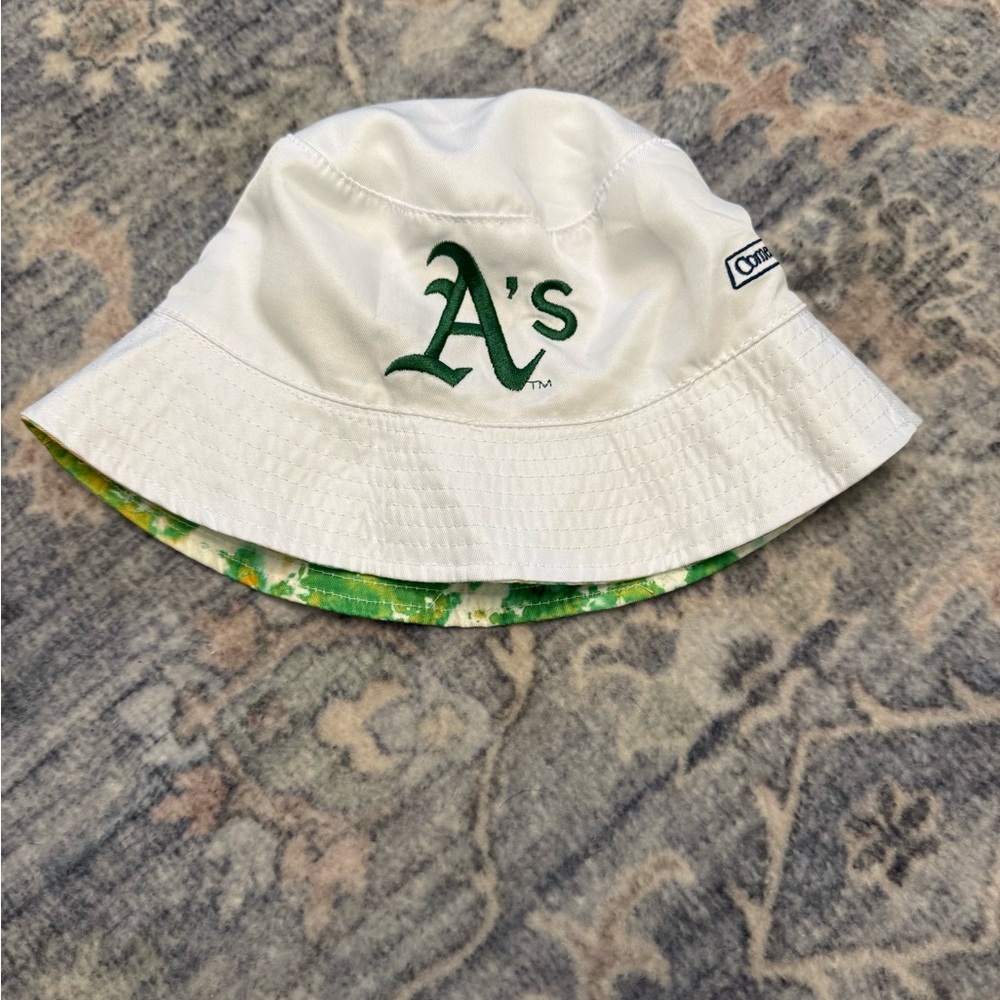 Source Unknown White Reversible Bucket Hat with G… - image 1